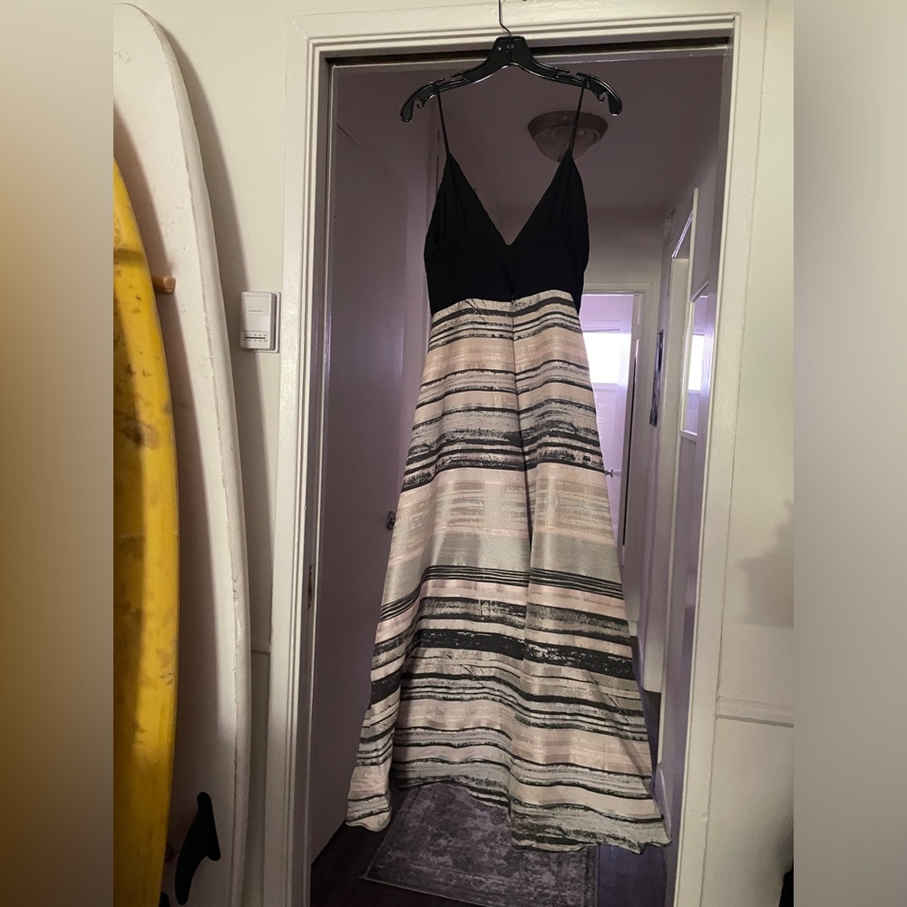 Badgley Mischka White Printed Jacquard 6 Ruched V-Neck Gown Dress